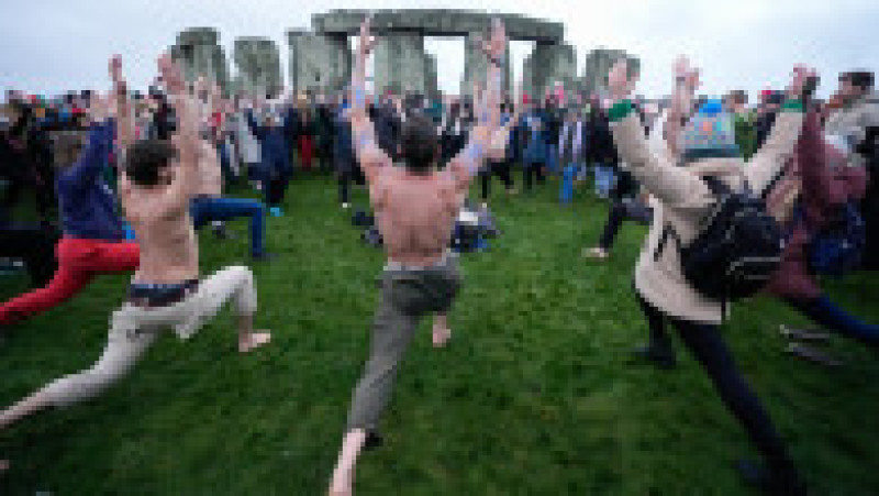 Mii de oameni au întâmpinat Soarele cu urale la Stonehenge. Sursa foto: Profimedia Images | Poza 5 din 9