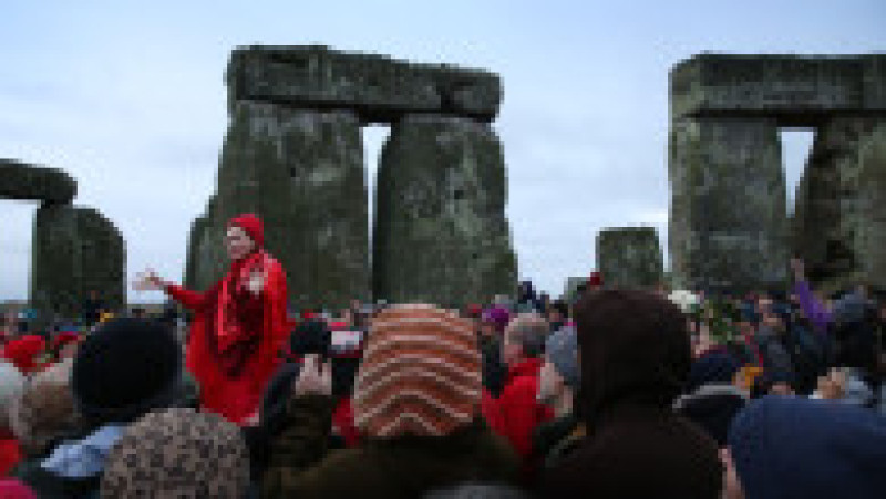 Mii de oameni au întâmpinat Soarele cu urale la Stonehenge. Sursa foto: Profimedia Images | Poza 8 din 9