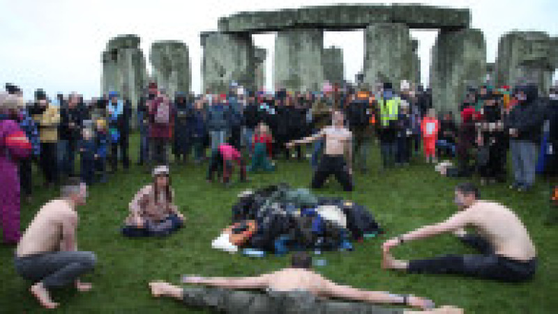Mii de oameni au întâmpinat Soarele cu urale la Stonehenge. Sursa foto: Profimedia Images | Poza 7 din 9