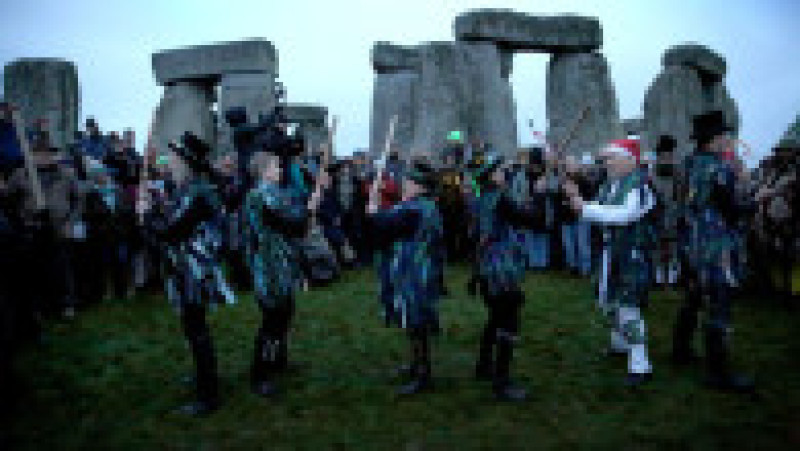Mii de oameni au întâmpinat Soarele cu urale la Stonehenge. Sursa foto: Profimedia Images | Poza 2 din 9