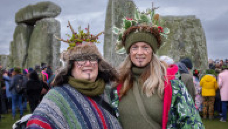 Mii de oameni au întâmpinat Soarele cu urale la Stonehenge. Sursa foto: Profimedia Images | Poza 3 din 9