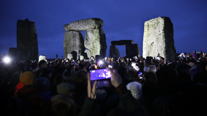 Mii de oameni au întâmpinat Soarele cu urale la Stonehenge. Sursa foto: Profimedia Images