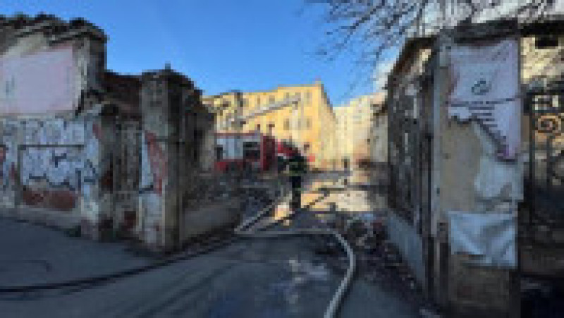 Incendiu la o clădire a Liceului Timpuri Noi din Bucureşti. Foto: News.ro | Poza 2 din 3