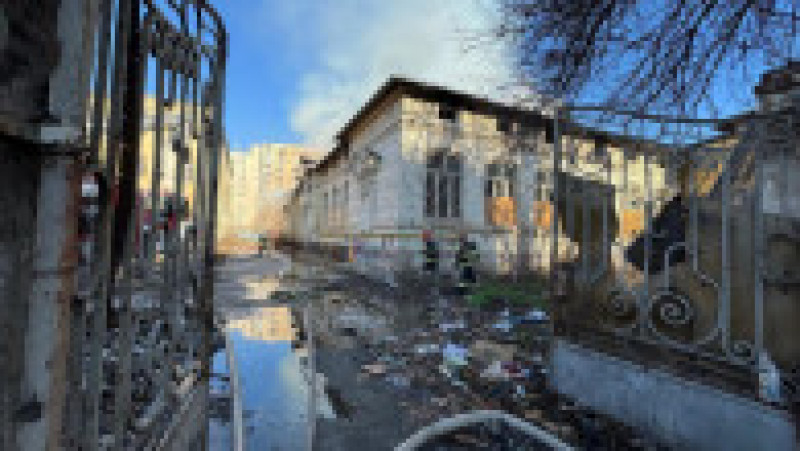 Incendiu la o clădire a Liceului Timpuri Noi din Bucureşti. Foto: News.ro | Poza 3 din 3