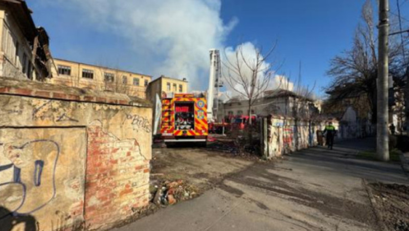 Incendiu la o clădire a Liceului Timpuri Noi din Bucureşti. Foto: News.ro