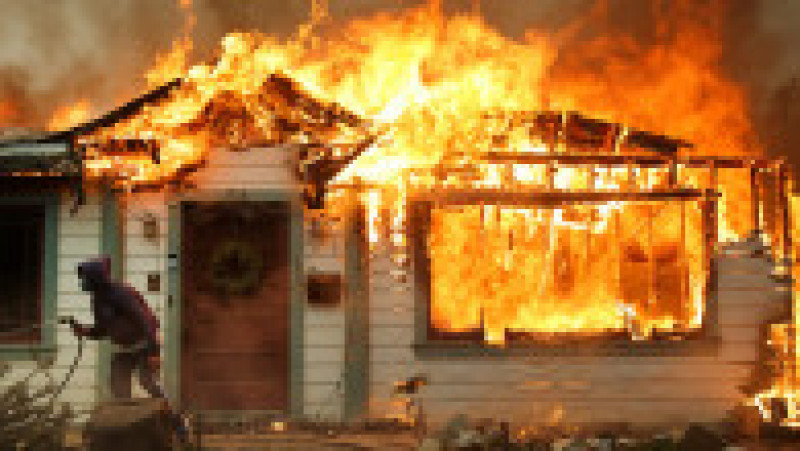 Vânturile puternice alimentează mai multe incendii în zona Los Angeles, Altadena, California. Foto: Getty Images | Poza 6 din 18