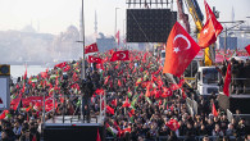 Protest uriaș la Istanbul: Milioane de oameni au ieșit în stradă în semn de solidaritate cu Palestina, condamnând atacurile israeliene din Gaza. Foto: Profimedia | Poza 2 din 5