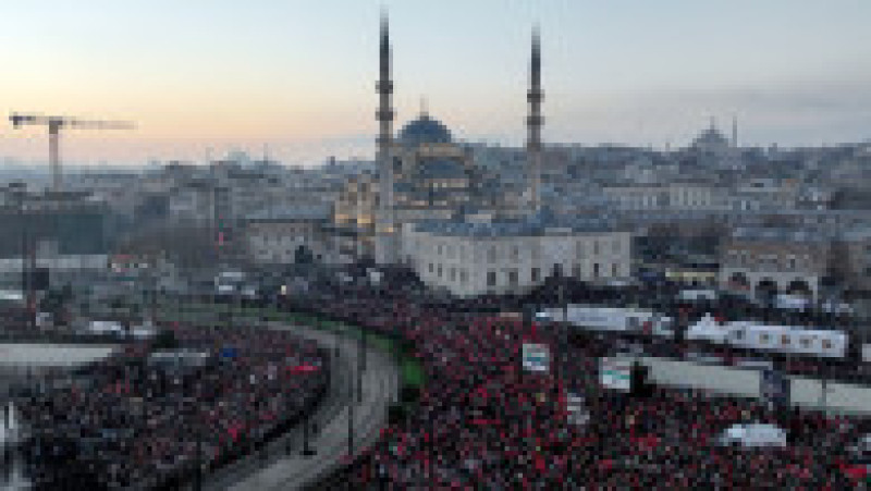 Protest uriaș la Istanbul: Milioane de oameni au ieșit în stradă în semn de solidaritate cu Palestina, condamnând atacurile israeliene din Gaza. Foto: Profimedia | Poza 3 din 5