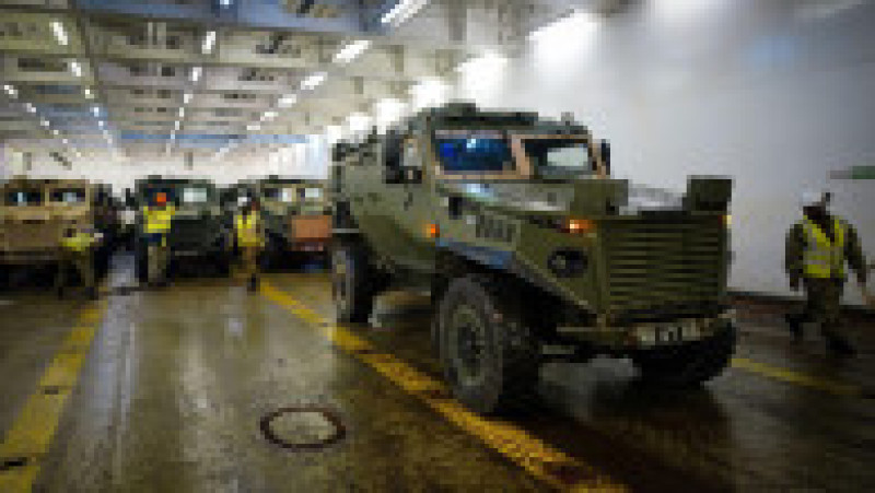 Sute de vehicule militare britanice au fost încărcate pe feriboturi gigant cu destinaţia România pentru un exerciţiu major al NATO. Foto: Profimedia | Poza 1 din 34