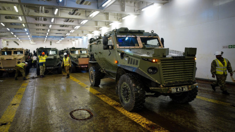Sute de vehicule militare britanice au fost încărcate pe feriboturi gigant cu destinaţia România pentru un exerciţiu major al NATO. Foto: Profimedia