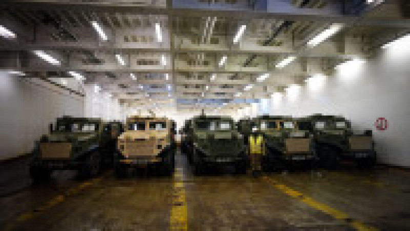 Sute de vehicule militare britanice au fost încărcate pe feriboturi gigant cu destinaţia România pentru un exerciţiu major al NATO. Foto: Profimedia | Poza 2 din 34