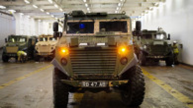 Sute de vehicule militare britanice au fost încărcate pe feriboturi gigant cu destinaţia România pentru un exerciţiu major al NATO. Foto: Profimedia | Poza 4 din 34
