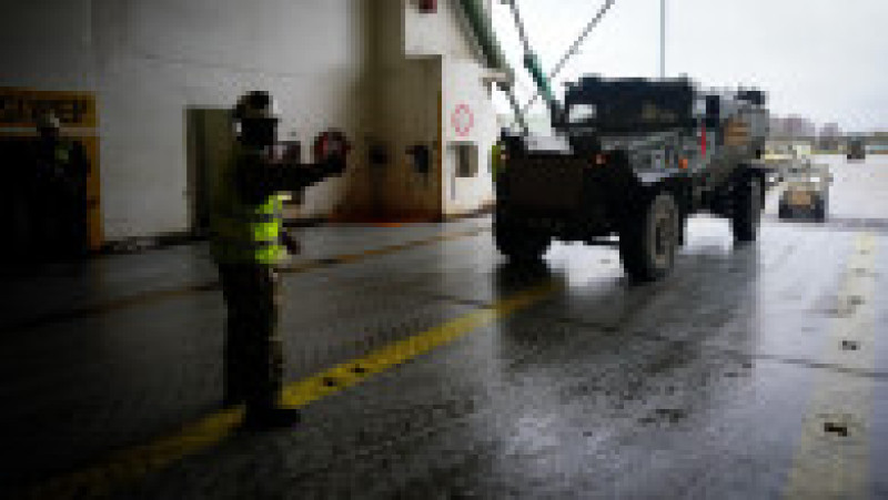 Sute de vehicule militare britanice au fost încărcate pe feriboturi gigant cu destinaţia România pentru un exerciţiu major al NATO. Foto: Profimedia | Poza 5 din 34