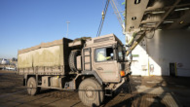 Sute de vehicule militare britanice au fost încărcate pe feriboturi gigant cu destinaţia România pentru un exerciţiu major al NATO. Foto: Profimedia | Poza 13 din 34