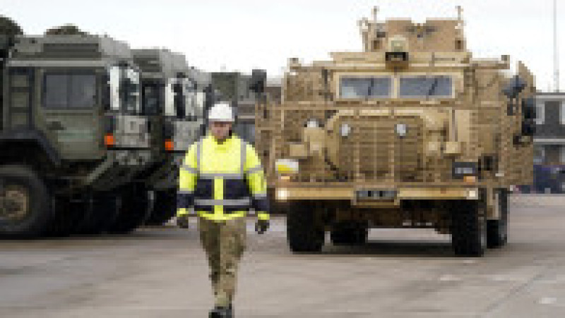 Sute de vehicule militare britanice au fost încărcate pe feriboturi gigant cu destinaţia România pentru un exerciţiu major al NATO. Foto: Profimedia | Poza 10 din 34