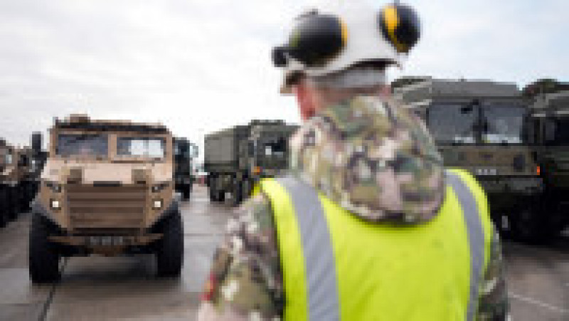 Sute de vehicule militare britanice au fost încărcate pe feriboturi gigant cu destinaţia România pentru un exerciţiu major al NATO. Foto: Profimedia | Poza 11 din 34