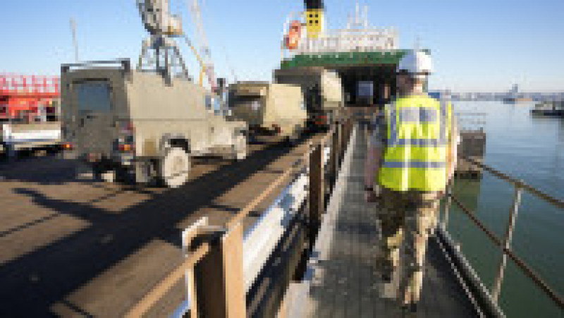 Sute de vehicule militare britanice au fost încărcate pe feriboturi gigant cu destinaţia România pentru un exerciţiu major al NATO. Foto: Profimedia | Poza 12 din 34