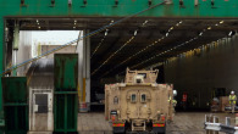 Sute de vehicule militare britanice au fost încărcate pe feriboturi gigant cu destinaţia România pentru un exerciţiu major al NATO. Foto: Profimedia | Poza 14 din 34