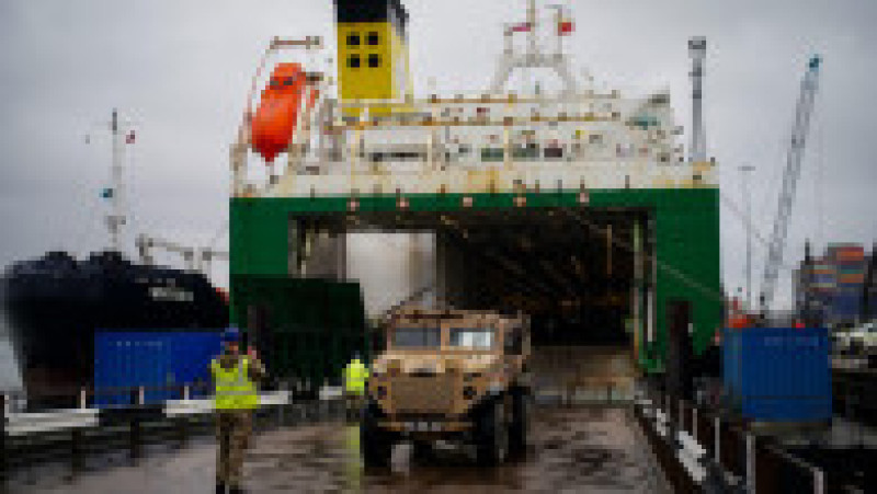 Sute de vehicule militare britanice au fost încărcate pe feriboturi gigant cu destinaţia România pentru un exerciţiu major al NATO. Foto: Profimedia | Poza 9 din 34