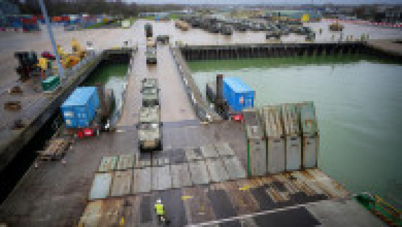 Sute de vehicule militare britanice au fost încărcate pe feriboturi gigant cu destinaţia România pentru un exerciţiu major al NATO. Foto: Profimedia | Poza 6 din 34