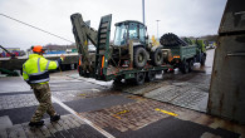 Sute de vehicule militare britanice au fost încărcate pe feriboturi gigant cu destinaţia România pentru un exerciţiu major al NATO. Foto: Profimedia | Poza 8 din 34