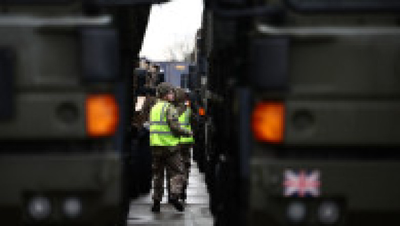 Sute de vehicule militare britanice au fost încărcate pe feriboturi gigant cu destinaţia România pentru un exerciţiu major al NATO. Foto: Profimedia | Poza 23 din 34