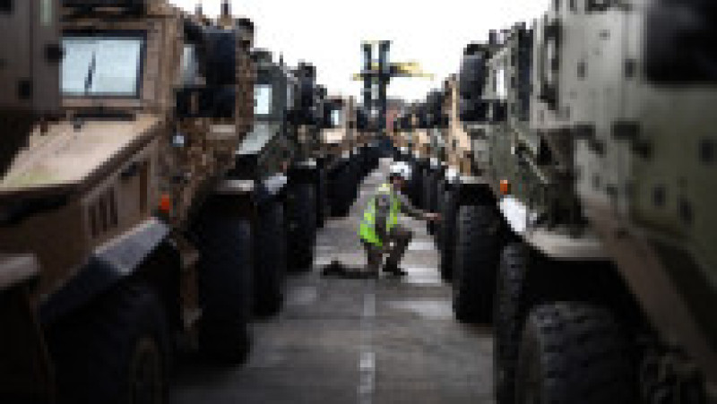 Sute de vehicule militare britanice au fost încărcate pe feriboturi gigant cu destinaţia România pentru un exerciţiu major al NATO. Foto: Profimedia | Poza 20 din 34