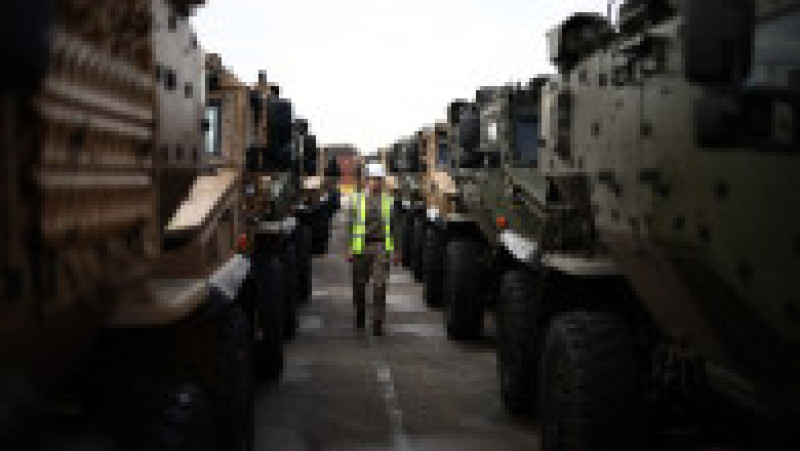 Sute de vehicule militare britanice au fost încărcate pe feriboturi gigant cu destinaţia România pentru un exerciţiu major al NATO. Foto: Profimedia | Poza 21 din 34