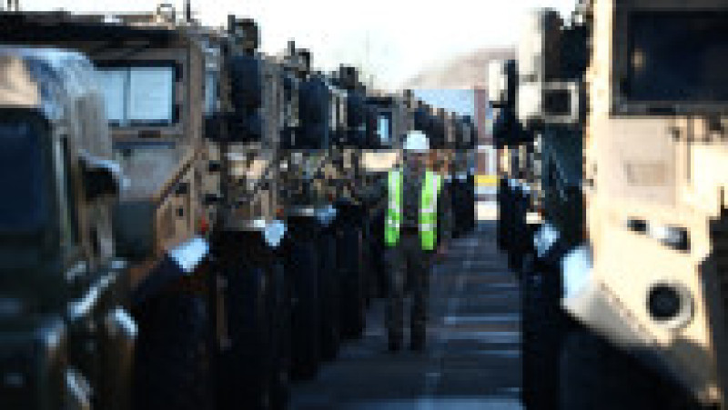 Sute de vehicule militare britanice au fost încărcate pe feriboturi gigant cu destinaţia România pentru un exerciţiu major al NATO. Foto: Profimedia | Poza 22 din 34