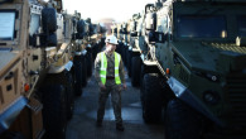 Sute de vehicule militare britanice au fost încărcate pe feriboturi gigant cu destinaţia România pentru un exerciţiu major al NATO. Foto: Profimedia | Poza 24 din 34