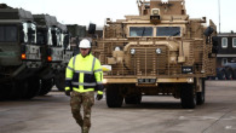Sute de vehicule militare britanice au fost încărcate pe feriboturi gigant cu destinaţia România pentru un exerciţiu major al NATO. Foto: Profimedia | Poza 25 din 34