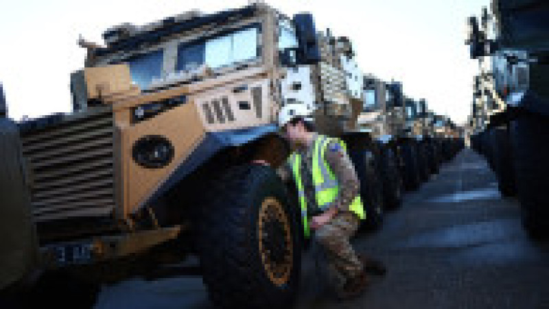 Sute de vehicule militare britanice au fost încărcate pe feriboturi gigant cu destinaţia România pentru un exerciţiu major al NATO. Foto: Profimedia | Poza 19 din 34