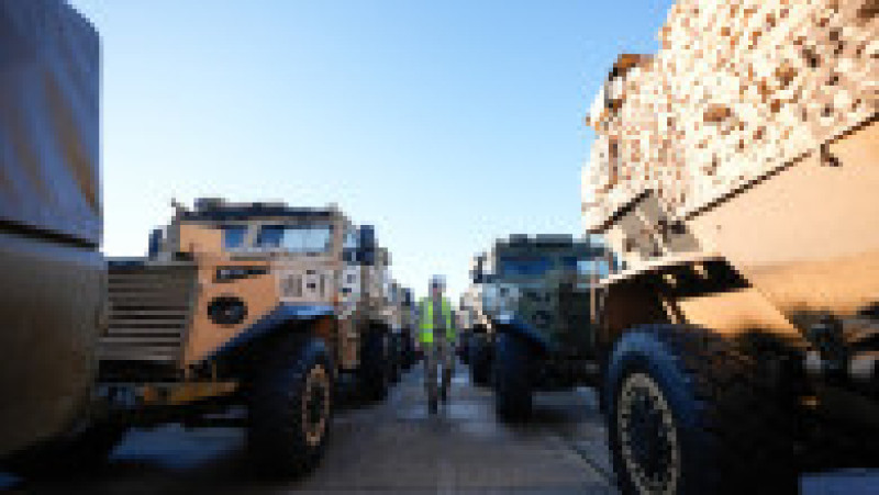 Sute de vehicule militare britanice au fost încărcate pe feriboturi gigant cu destinaţia România pentru un exerciţiu major al NATO. Foto: Profimedia | Poza 16 din 34
