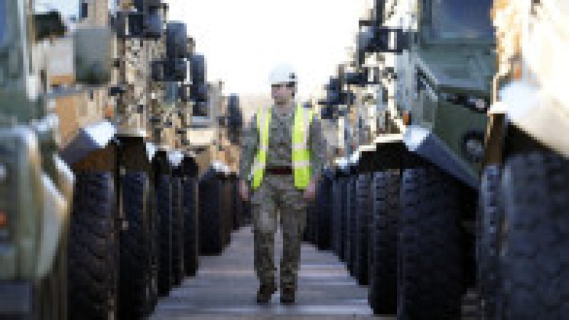 Sute de vehicule militare britanice au fost încărcate pe feriboturi gigant cu destinaţia România pentru un exerciţiu major al NATO. Foto: Profimedia | Poza 17 din 34