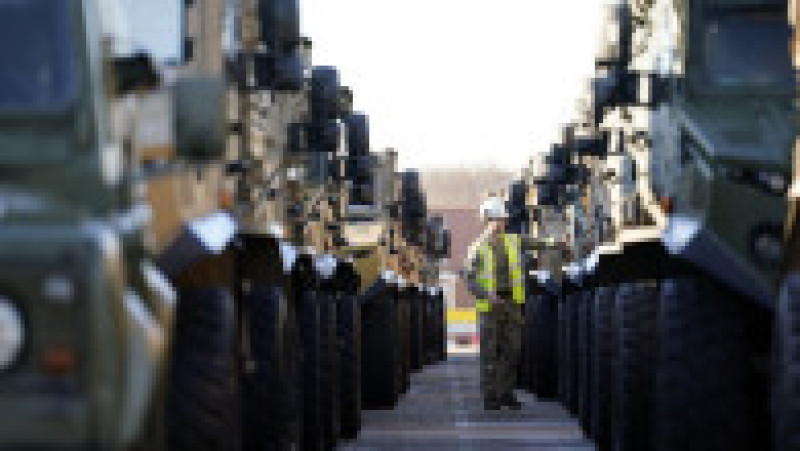 Sute de vehicule militare britanice au fost încărcate pe feriboturi gigant cu destinaţia România pentru un exerciţiu major al NATO. Foto: Profimedia | Poza 18 din 34
