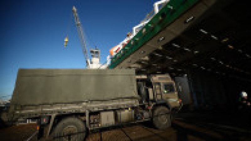 Sute de vehicule militare britanice au fost încărcate pe feriboturi gigant cu destinaţia România pentru un exerciţiu major al NATO. Foto: Profimedia | Poza 33 din 34