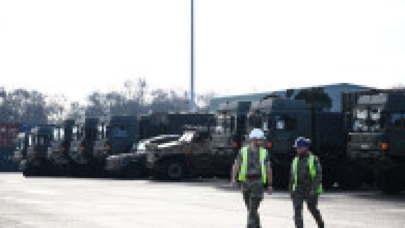 Sute de vehicule militare britanice au fost încărcate pe feriboturi gigant cu destinaţia România pentru un exerciţiu major al NATO. Foto: Profimedia | Poza 30 din 34