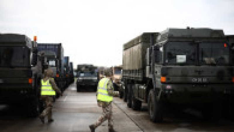 Sute de vehicule militare britanice au fost încărcate pe feriboturi gigant cu destinaţia România pentru un exerciţiu major al NATO. Foto: Profimedia | Poza 31 din 34
