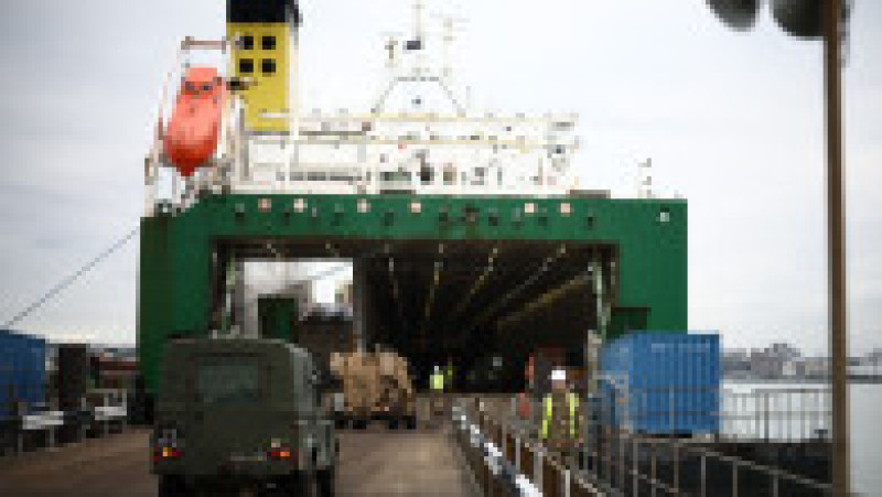 Sute de vehicule militare britanice au fost încărcate pe feriboturi gigant cu destinaţia România pentru un exerciţiu major al NATO. Foto: Profimedia | Poza 32 din 34