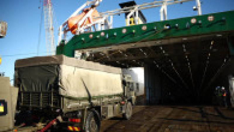 Sute de vehicule militare britanice au fost încărcate pe feriboturi gigant cu destinaţia România pentru un exerciţiu major al NATO. Foto: Profimedia | Poza 34 din 34