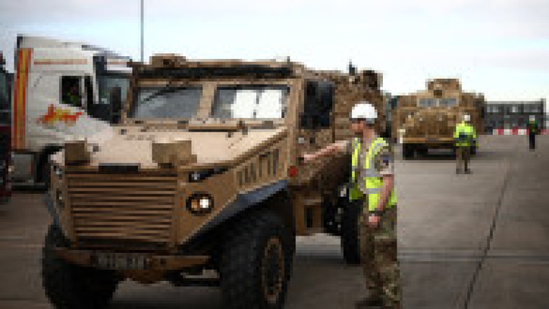 Sute de vehicule militare britanice au fost încărcate pe feriboturi gigant cu destinaţia România pentru un exerciţiu major al NATO. Foto: Profimedia | Poza 29 din 34