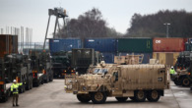 Sute de vehicule militare britanice au fost încărcate pe feriboturi gigant cu destinaţia România pentru un exerciţiu major al NATO. Foto: Profimedia | Poza 26 din 34