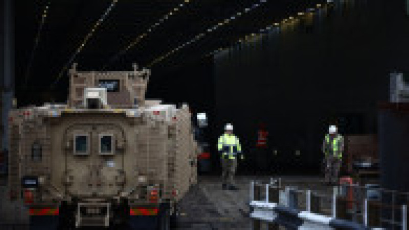 Sute de vehicule militare britanice au fost încărcate pe feriboturi gigant cu destinaţia România pentru un exerciţiu major al NATO. Foto: Profimedia | Poza 27 din 34