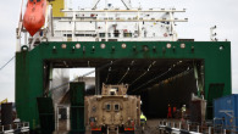 Sute de vehicule militare britanice au fost încărcate pe feriboturi gigant cu destinaţia România pentru un exerciţiu major al NATO. Foto: Profimedia | Poza 28 din 34