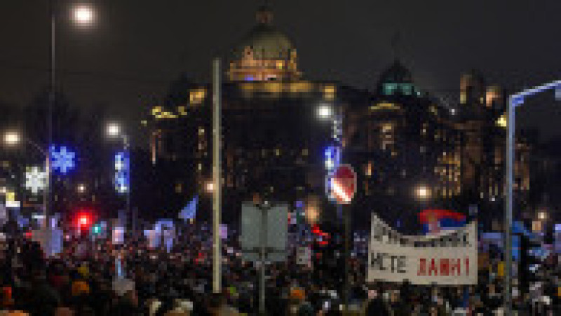 Zeci de mii de sârbi au protestat față de corupția statului, în fața sediului Radioteleviziunii sârbe, la Belgrad, vineri, 17 ianuarie 2025 Foto: Profimedia | Poza 4 din 6