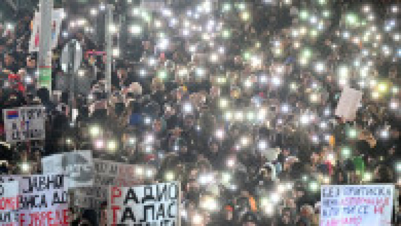 Zeci de mii de sârbi au protestat față de corupția statului, în fața sediului Radioteleviziunii sârbe, la Belgrad, vineri, 17 ianuarie 2025 Foto: Profimedia | Poza 6 din 6