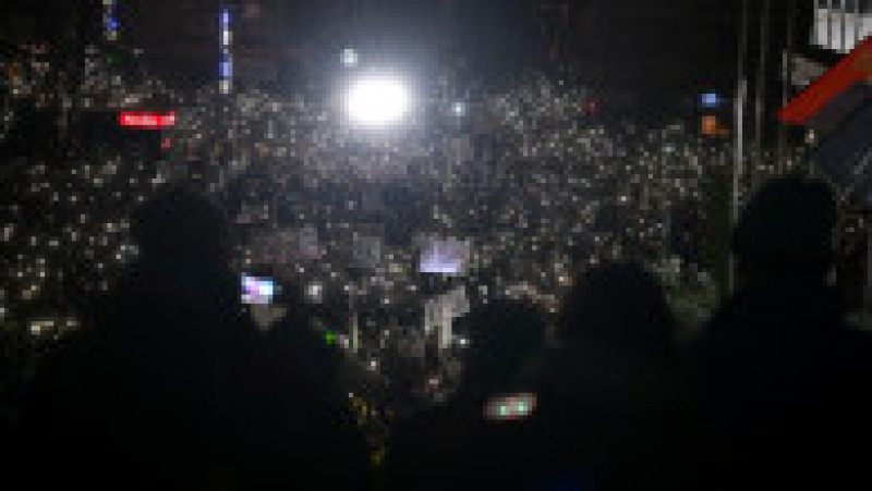 Zeci de mii de sârbi au protestat față de corupția statului, în fața sediului Radioteleviziunii sârbe, la Belgrad, vineri, 17 ianuarie 2025 Foto: Profimedia | Poza 3 din 6
