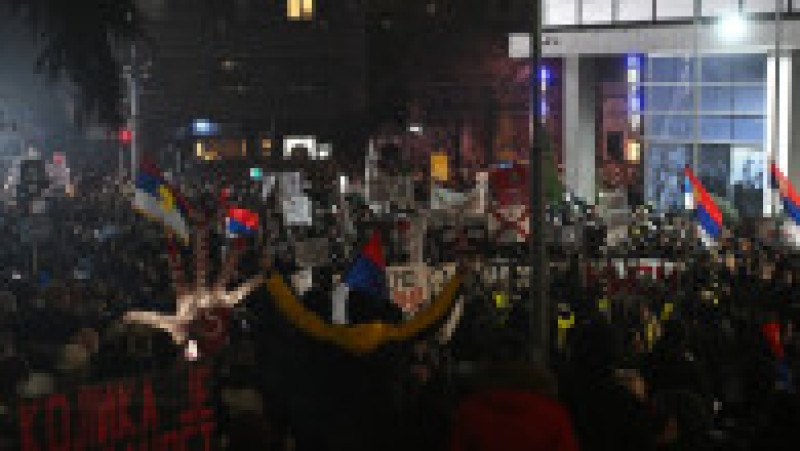 Zeci de mii de sârbi au protestat față de corupția statului, în fața sediului Radioteleviziunii sârbe, la Belgrad, vineri, 17 ianuarie 2025 Foto: Profimedia | Poza 1 din 6