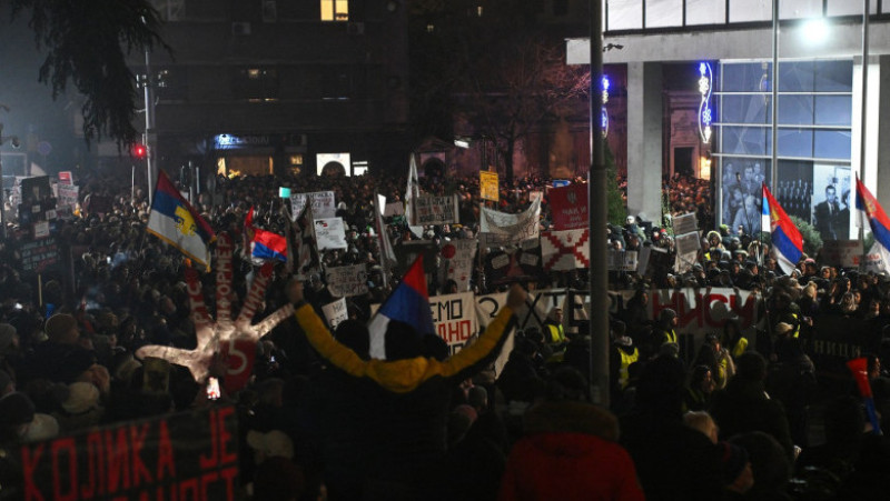 Zeci de mii de sârbi au protestat față de corupția statului, în fața sediului Radioteleviziunii sârbe, la Belgrad, vineri, 17 ianuarie 2025 Foto: Profimedia 
