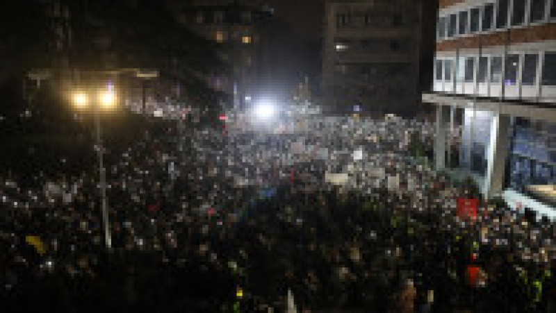Zeci de mii de sârbi au protestat față de corupția statului, în fața sediului Radioteleviziunii sârbe, la Belgrad, vineri, 17 ianuarie 2025 Foto: Profimedia | Poza 2 din 6